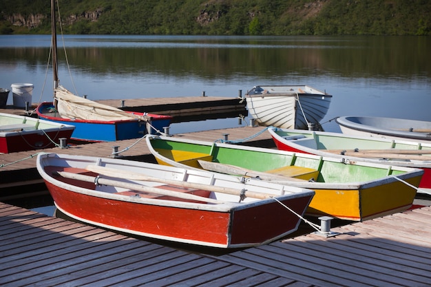 Bateaux en bois colorés