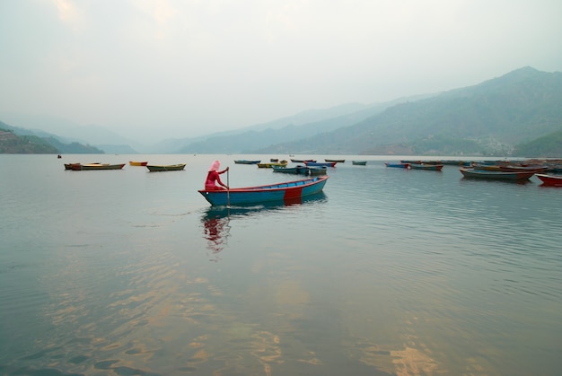 Bateaux en bois sur le lac. Soirée Népal.
