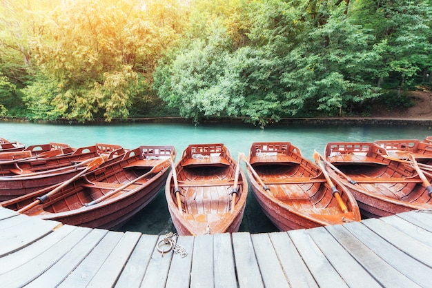 Bateaux en bois sur les lacs de Plitvice en Croatie