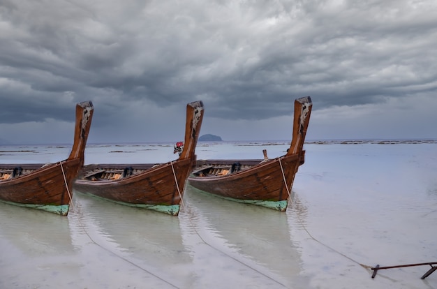 Des bateaux en bois de pêche sont garés sur la plage