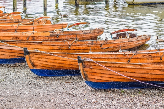 Bateaux en bois sur la plage à Windermere Lake dans le district du lac, Windermere, Lake District