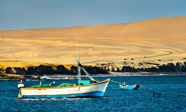 Bateaux en bois à la réserve nationale de Paracas à l'océan Pacifique au Pérou