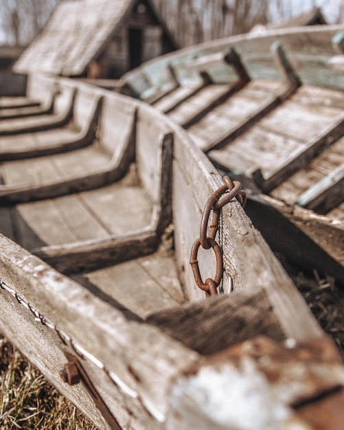 Bateaux en bois vintage sur fond de maisons de village, chaîne rouillée en gros plan