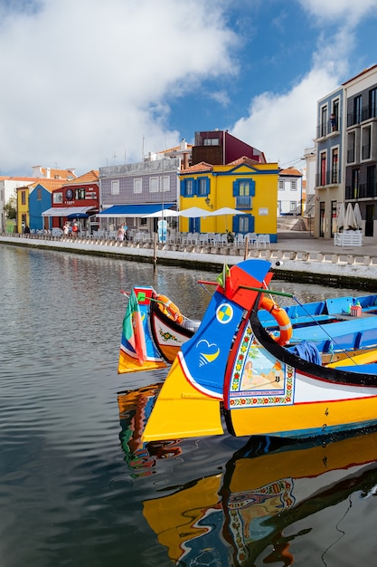 Bateaux classiques dans les canaux d'eau d'Aveiro Portugal