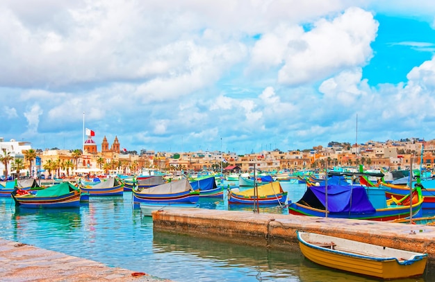 Bateaux colorés de Luzzu au port de Marsaxlokk de la baie de la mer Méditerranée, île de Malte