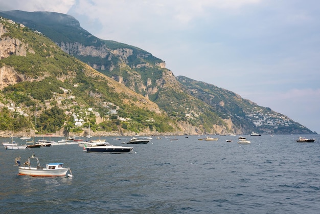 Bateaux sur la côte amalfitaine près de Positano