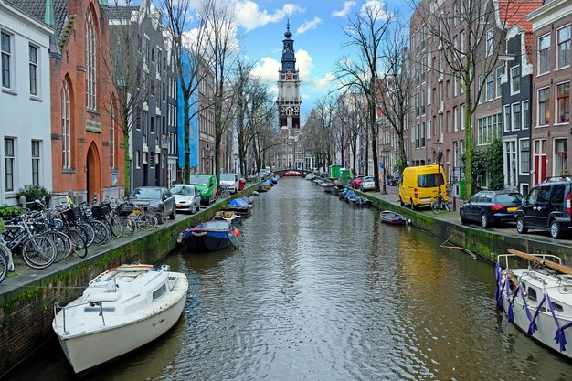 Des bateaux dans le canal au milieu des bâtiments de la ville