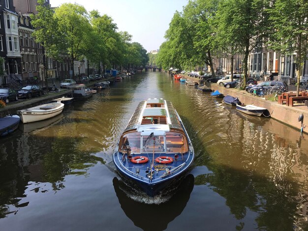 Photo des bateaux dans le canal au milieu des bâtiments