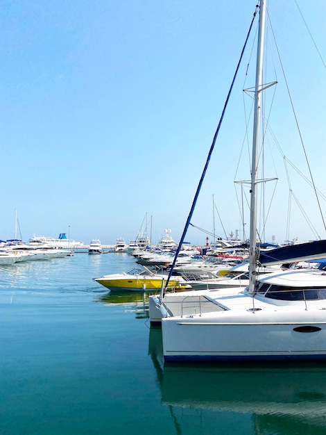 Bateaux dans le ciel bleu extérieur de remblai de mer de port