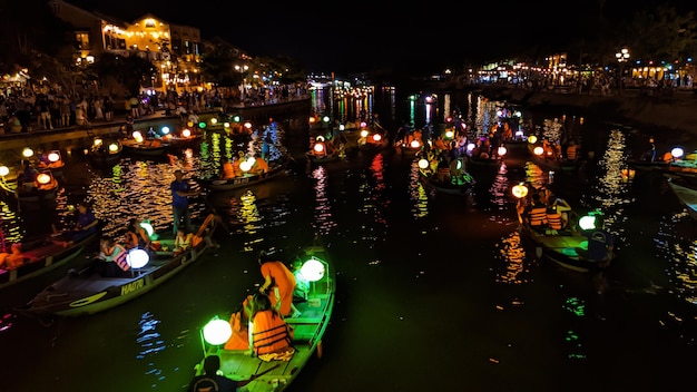 Photo bateaux dans l'eau la nuit avec des lumières allumées
