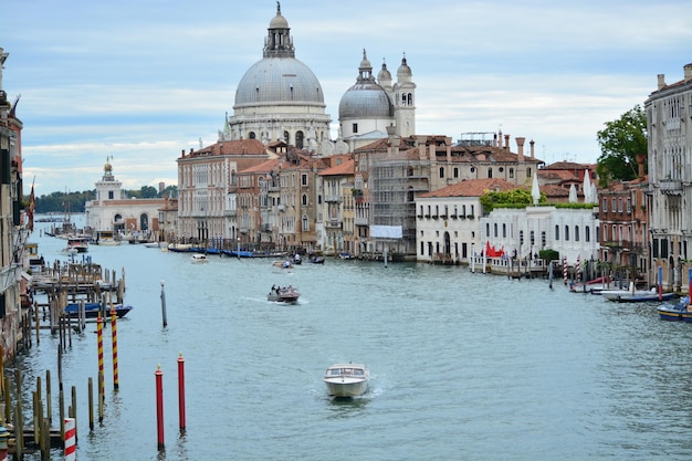 Des bateaux dans le Grand Canal avec le salut historique de Santa Maria della contre le ciel