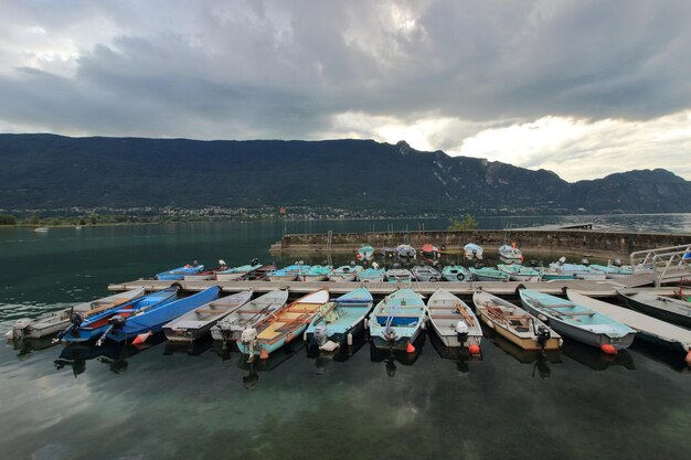 Bateaux dans le lac d'Annecy, France.