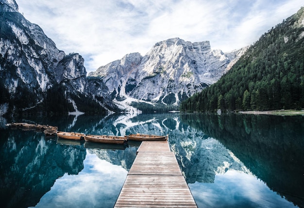 Des bateaux dans le lac contre des montagnes enneigées
