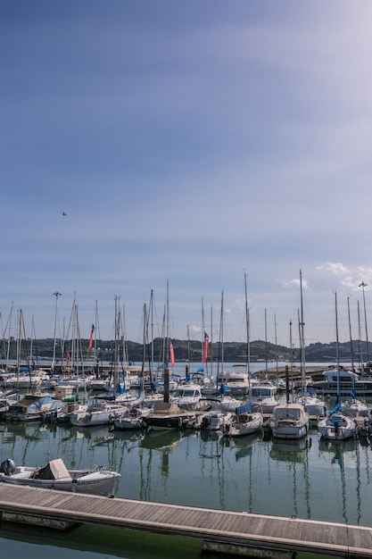 Bateaux dans la marine de la rivière lisbonne