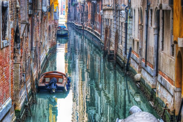 Bateaux dans un petit canal à Venise Italie