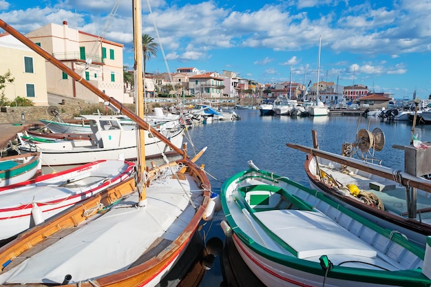 Bateaux dans le petit port de Stintino lors d'une journée ensoleillée