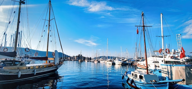 Bateaux dans le port Bateaux et yachts dans la marina d'Italie