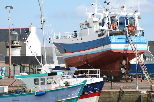 Bateaux dans le port avec beaucoup de couleurs sous le ciel bleu