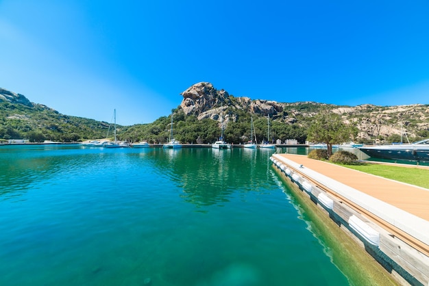 Bateaux dans le port de Poltu Quatu Sardaigne