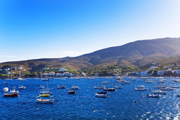 Bateaux dans le village de Cadaques sur la baie de la mer Méditerranée en été, Catalogne, province de Gérone, côte de la Costa Brava.