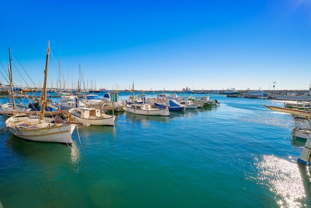 Bateaux du port de Cambrils à Tarragone en Catalogne