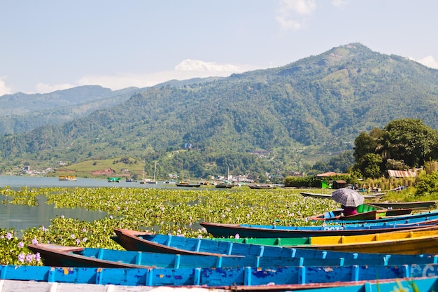 Bateaux sur l'eau au lac Phewa (Fewa).