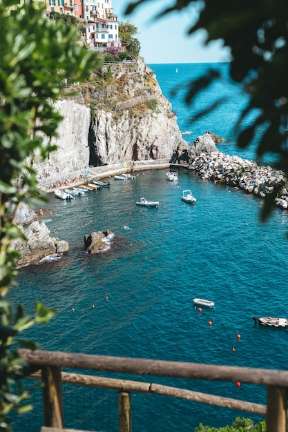 Photo bateaux sur l'eau bleue près du bord de mer dans le parc national des cinque terre en italie