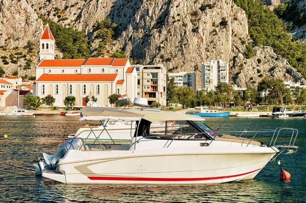 Bateaux et église orthodoxe au port de la rivière Cetina Omis, Croatie