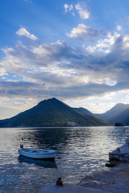 Bateaux à l&#39;embarcadère dans la baie au coucher du soleil