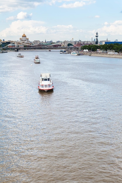 Photo bateaux d'excursion dans la ville de moscou de la rivière moskva