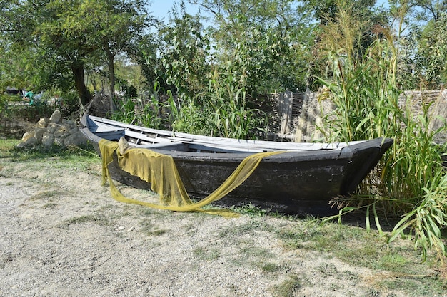 Bateaux et filets de pêche Le bateau avec les filets est séché et entreposé