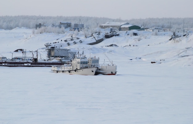 Bateaux gelés dans la glace du lac un matin de janvier KhantyMansiysk Sibérie occidentale Russie