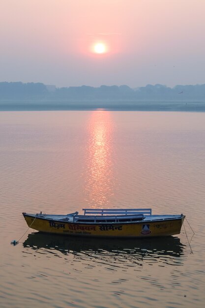 Bateaux sur les ghats de Varanasi Inde