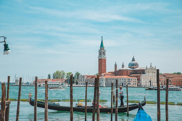 Bateaux de gondoles dans le lieu de voyage célèbre de la baie de venise