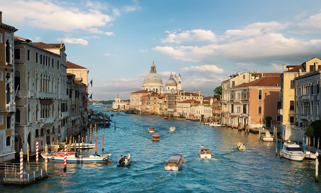 Photo des bateaux sur le grand canal