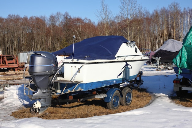 Bateaux d'hiver parking bateau sur remorque