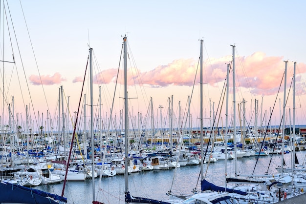 Bateaux à la jetée à Barcelone en Espagne