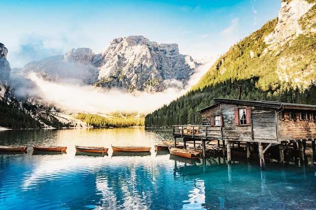 Photo bateaux sur le lac braies pragser wildsee dans les montagnes des dolomites sudtirol italie dolomite