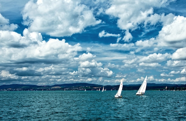 Bateaux sur un lac