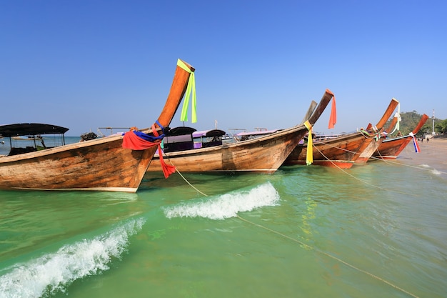 Bateaux Longtail à Ao Nang Beach, Krabi, Thaïlande