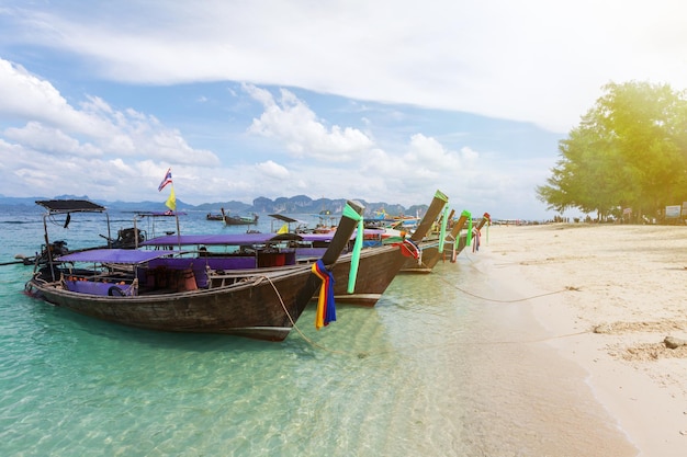 Bateaux de Longtale à la belle plage, Thaïlande