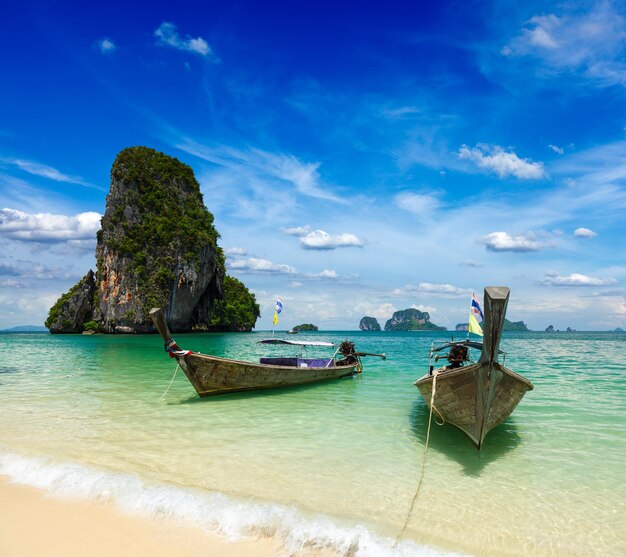 Bateaux à longue queue sur la plage Thaïlande