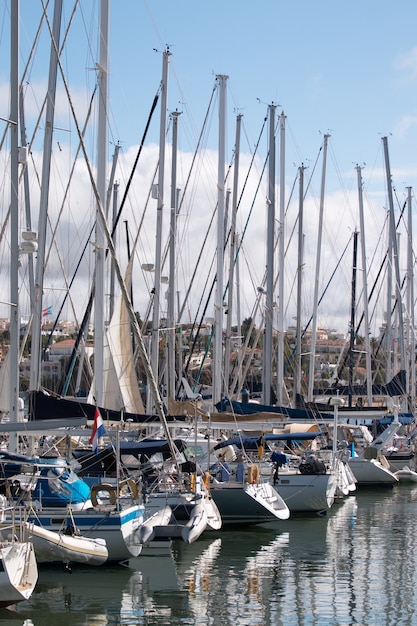 Photo bateaux de luxe ancrés sur les quais