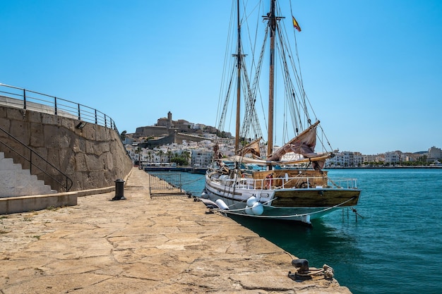 Des bateaux en mer contre un ciel bleu clair