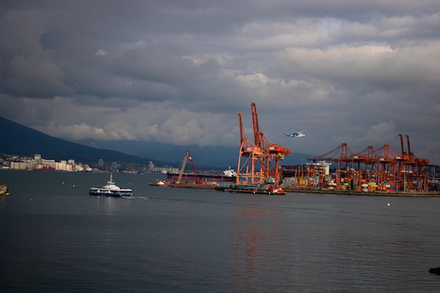 Des bateaux en mer contre le ciel