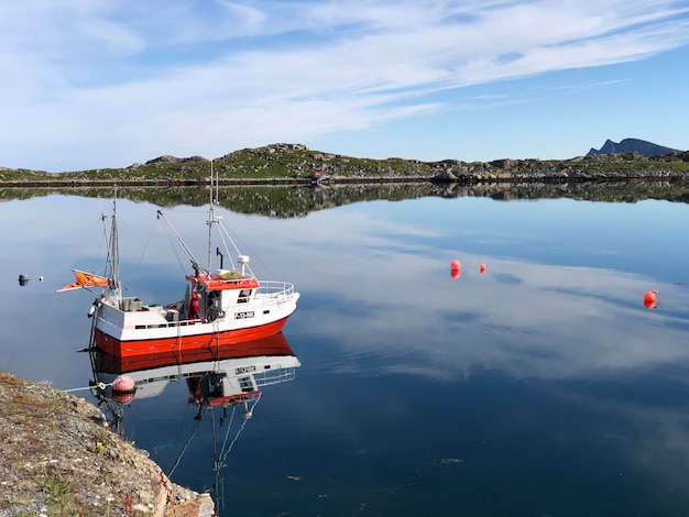 Des bateaux en mer contre le ciel