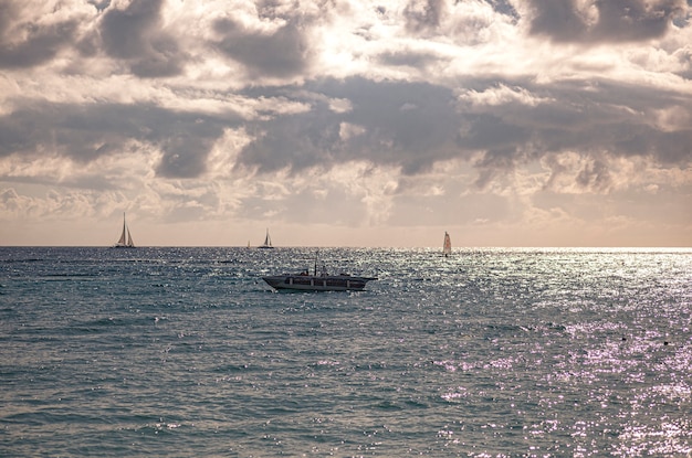 Bateaux sur la mer à l'horizon à Bayahibe, République Dominicaine