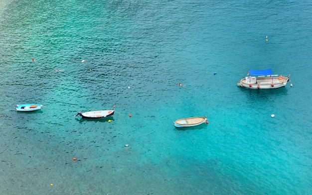Bateaux sur la mer turquoise