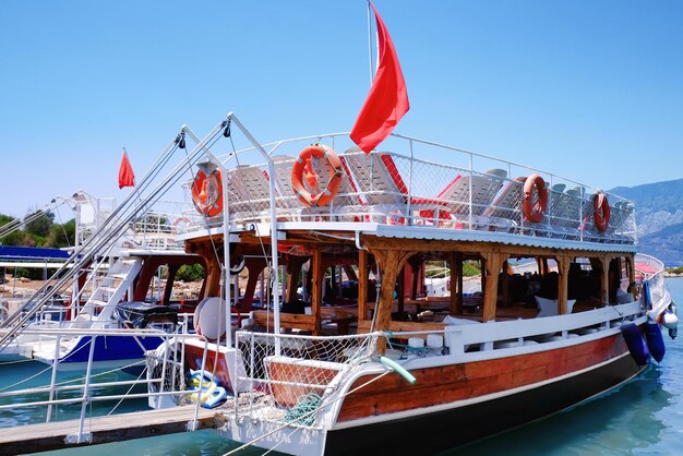 Bateaux modernes sur l'eau dans un complexe tropical