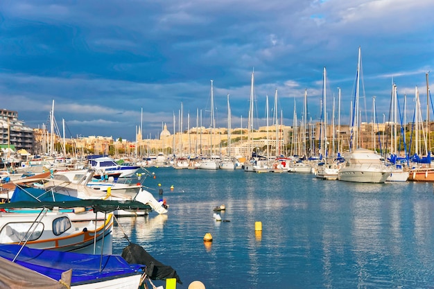 Bateaux à moteur et port de plaisance de Msida sur l'île de Malte